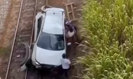 Populares Resgatam Vítimas Após Carro Cair de Ponte na BR-381 em Nova Era